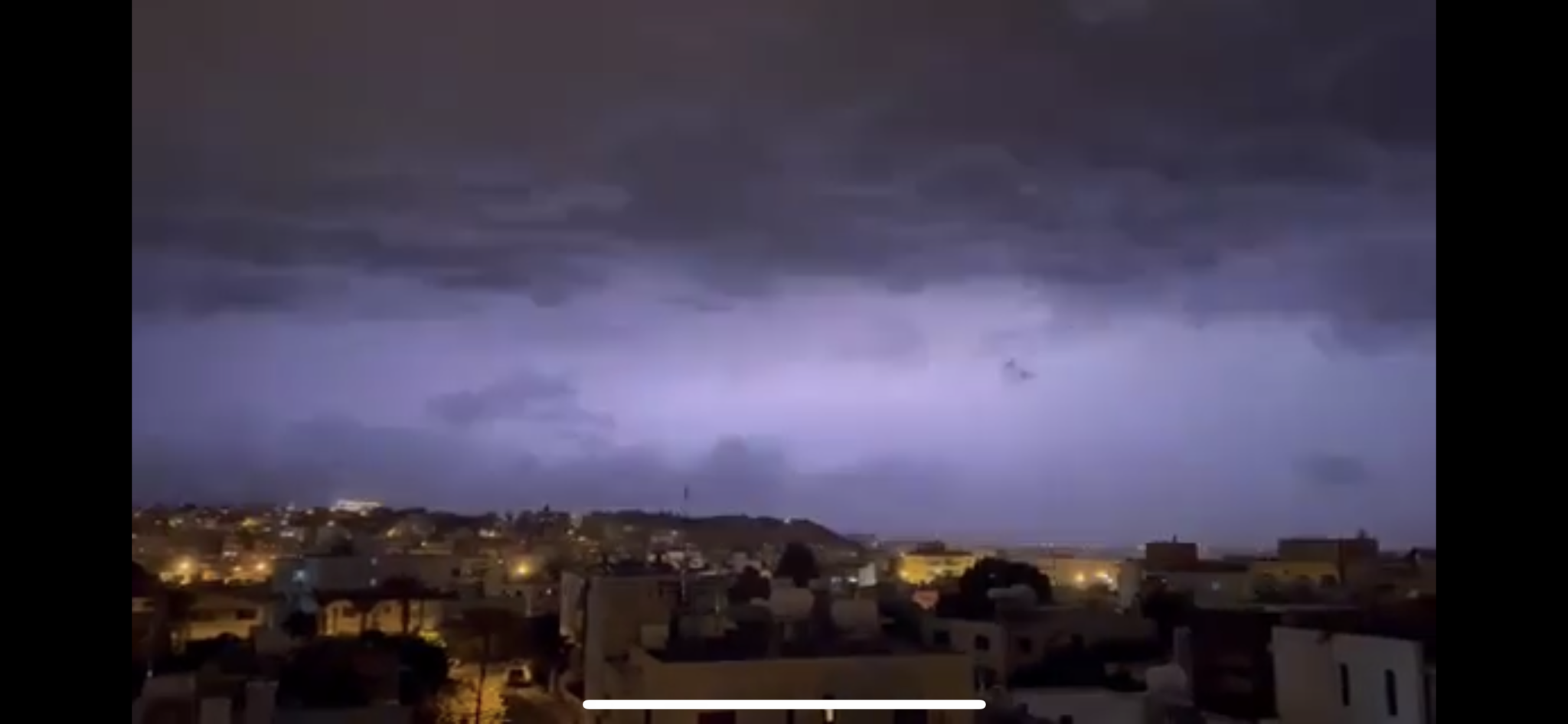 Τι συμβαίνει με τον καιρό: Αστραπές και δυνατός άνεμος στη Λευκωσία (ΒΙΝΤΕΟ)