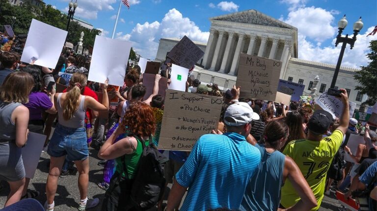 Διαδηλώσεις στις ΗΠΑ και θύελλα αντιδράσεων σε όλο των κόσμο για τις αμβλώσεις