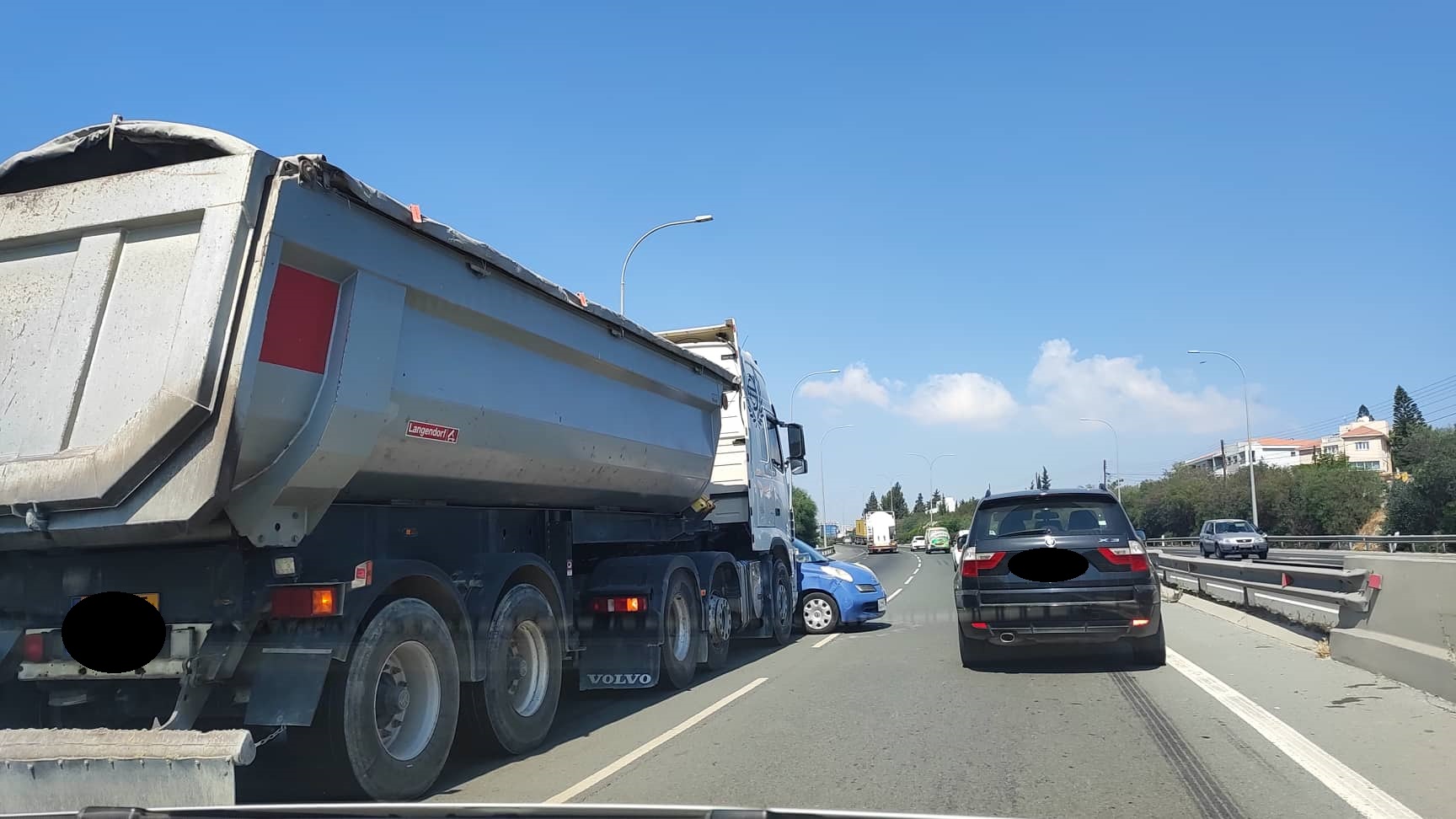 ΦΩΤΟ:Νταλίκα συγκρούστηκε με σαλούν όχημα κοντά στον Άγιο Αθανάσιο