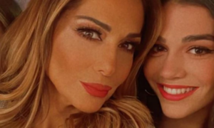 Η Βανδή τραγουδά στη σκηνή με την κόρη της – Η αφιέρωση στον Βασίλη Μπισμπίκη