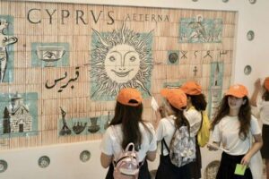 Με παιδικά χρώματα βάφτηκε η Βουλή: Μαθητές έμαθαν για τον τρόπο λειτουργίας της