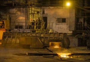 Διαρροή πετρελαίου και φωτιά μετά από βομβαρδισμό στο χημικό εργοστάσιο Αζότ