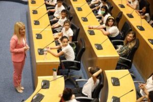 Με παιδικά γέλια και φωνές "πλημμύρισε" το κτίριο της Βουλής (ΦΩΤΟ)