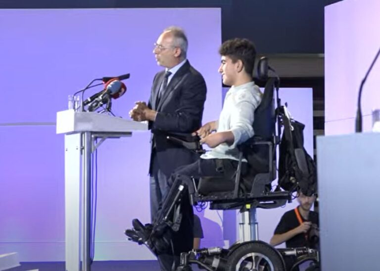 Ο Φοίβος συγκίνησε τους πάντες στο Συνέδριο του ΔΗΣΥ