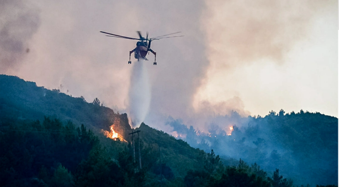 Μαίνεται μεγάλη φωτιά στον Κρεμαστό Ευβοίας που πλησιάζει κατοικημένη περιοχή