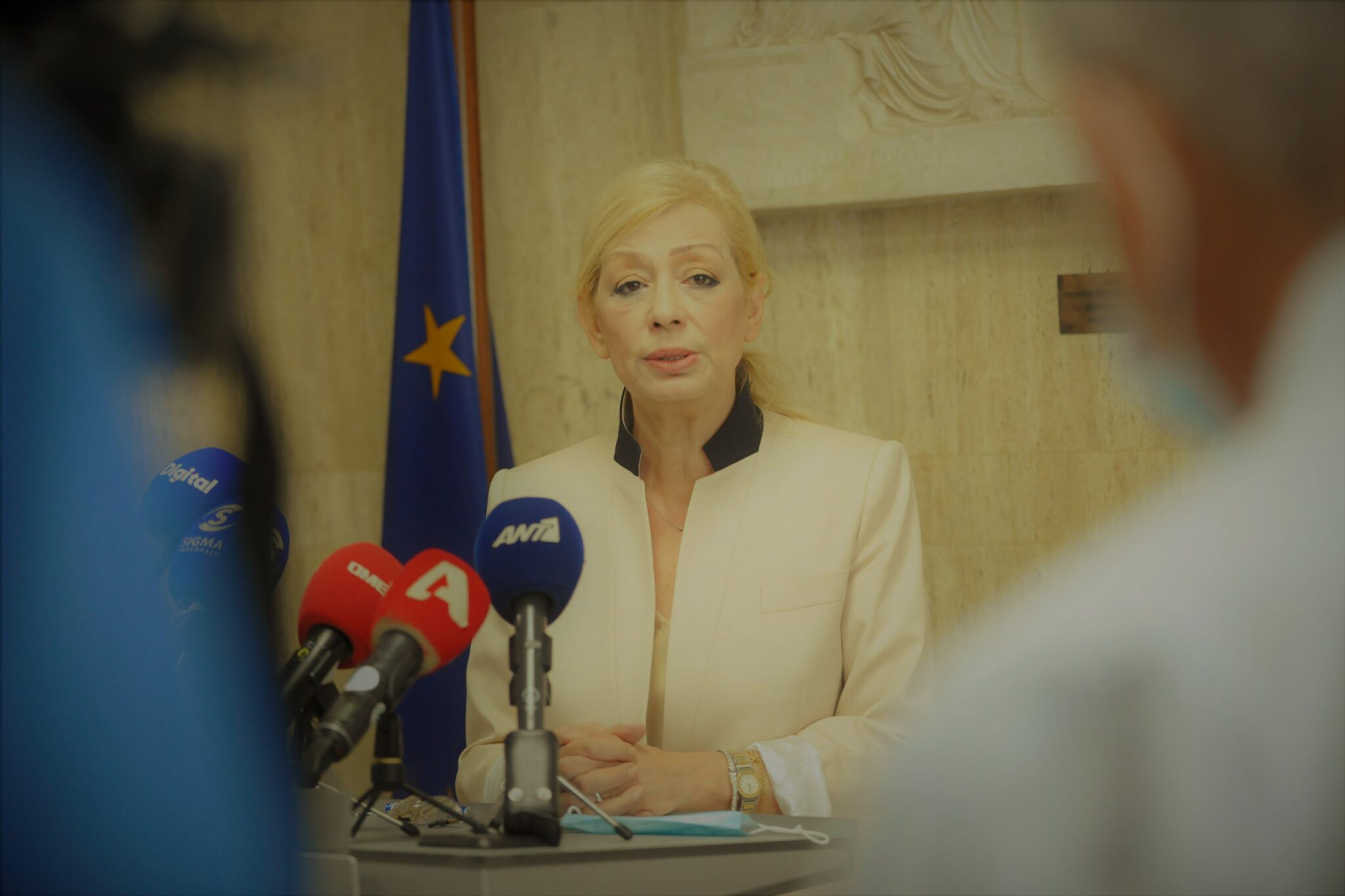 Ζέτα Αιμιλιανίδου: Η καταξιωμένη Υπουργός, η δυναμική γυναίκα και η τρυφερή μάνα