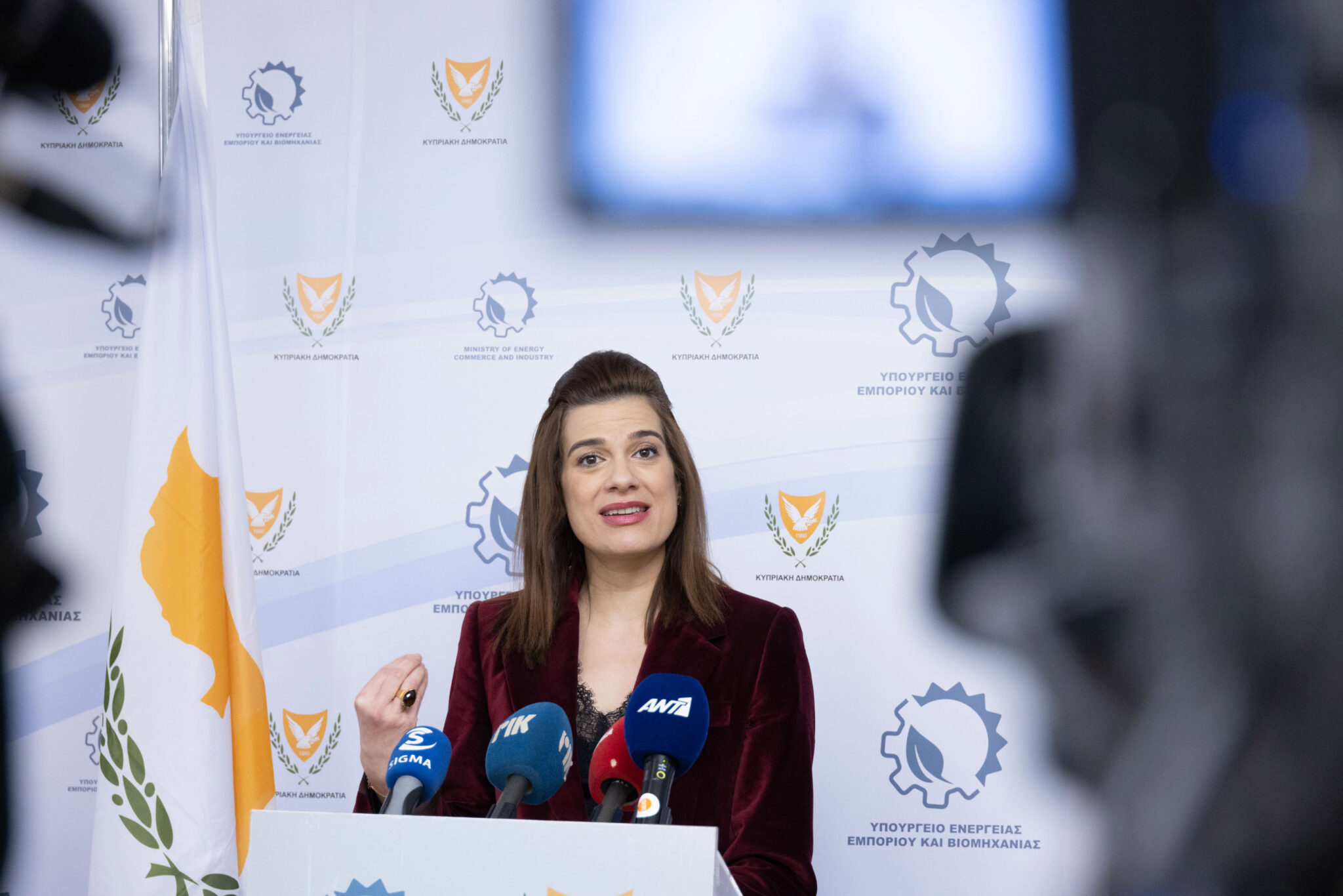 Πήγε με slides η Πηλείδου στη Βουλή και παρουσίασε το "άνοιγμα" του ηλεκτρισμού