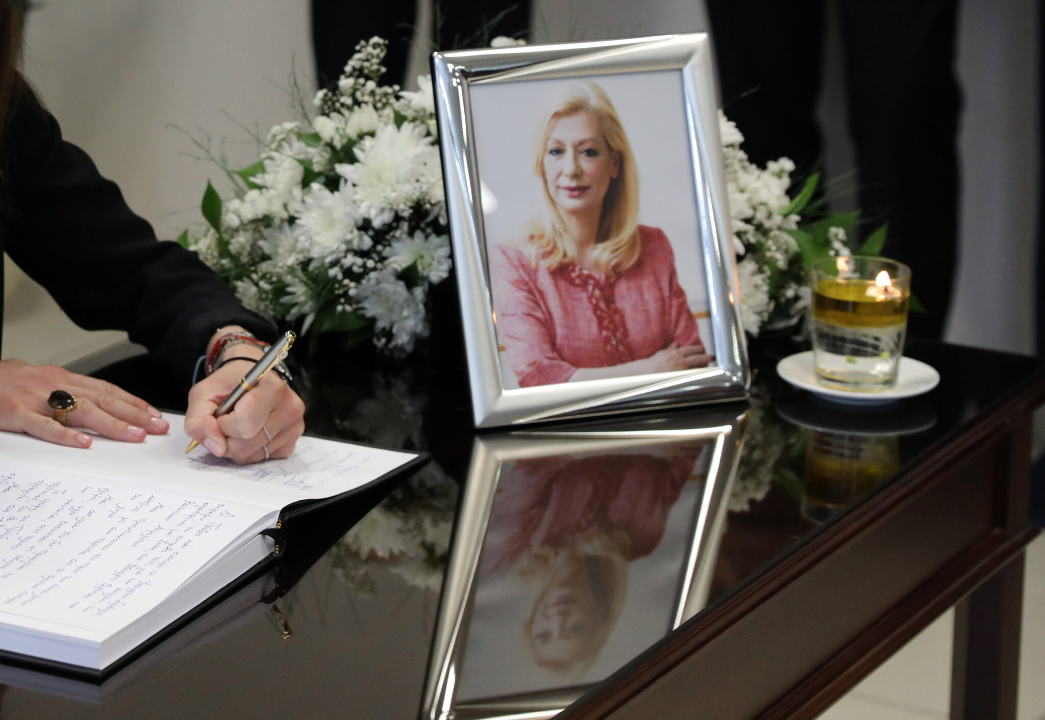 Την αγάπησε όλη η κοινωνία.. το αντίο των πολιτών στην Ζέτα (ΒΙΝΤΕΟ)