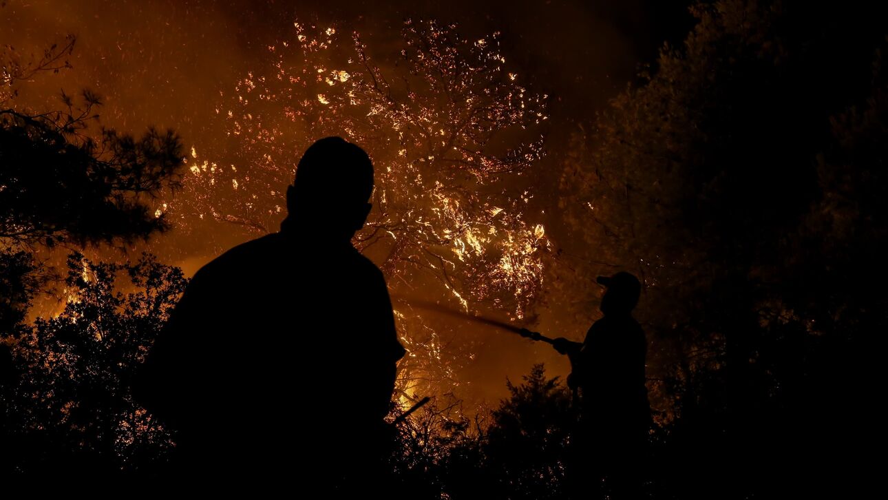 Εύβοια: Σε τρία μέτωπα μαίνεται η πυρκαγιά, εκτός κινδύνου το χωριό Κρεμαστός