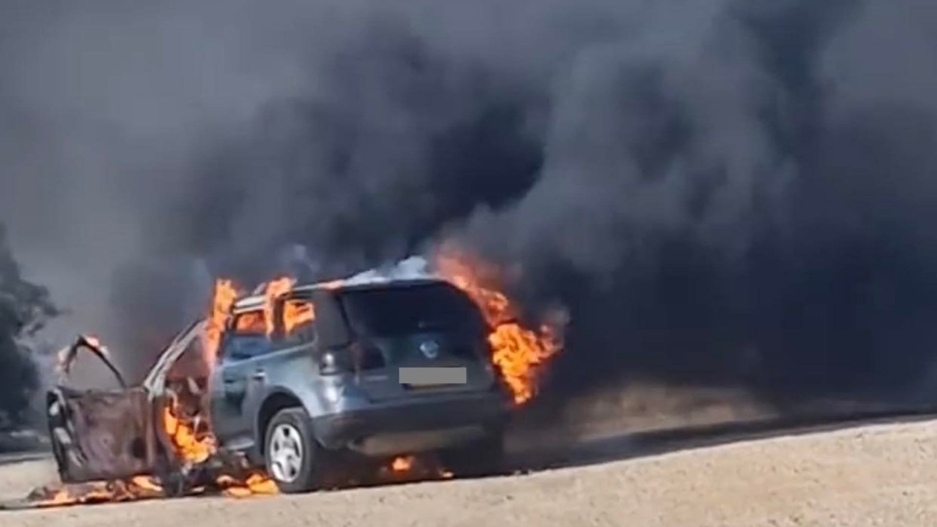 ΦΩΤΟ: Σε συναγερμό η Πυροσβεστική για φλεγόμενο όχημα στην επαρχία Λάρνακας