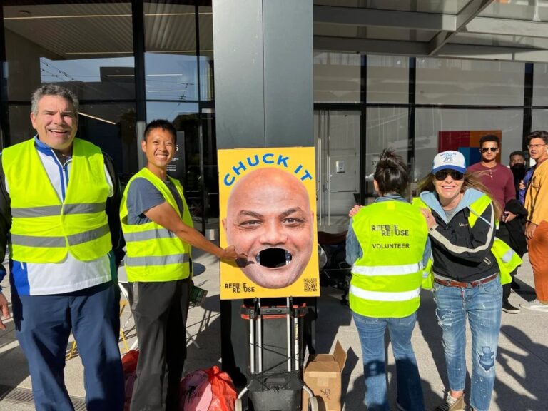 Σκουπιδοτενεκές με τη μορφή του Μπάρκλεϊ έξω από το γήπεδο των Γουόριορς