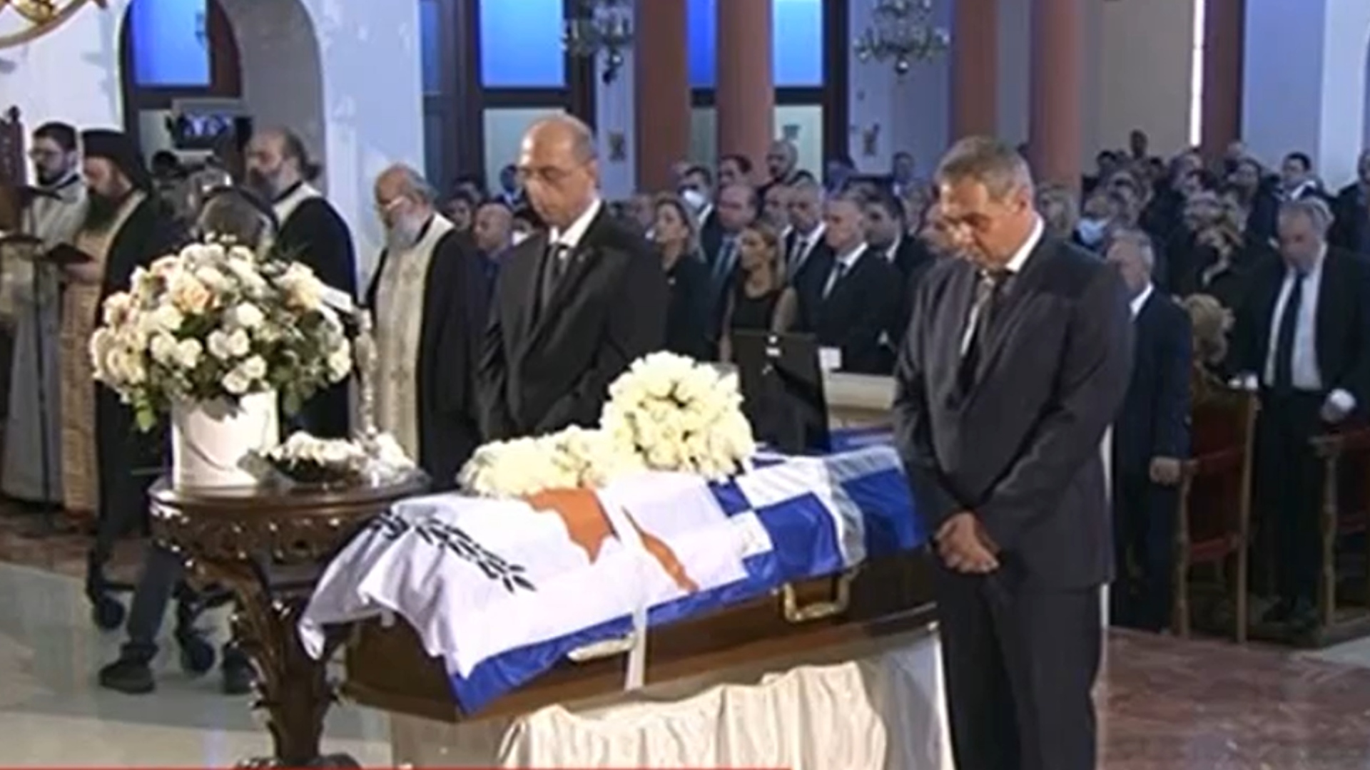 ΒΙΝΤΕΟ: Δίπλα της και μετά το τέλος… Οι  δύο παραστάτες στο φέρετρο της Ζέτας