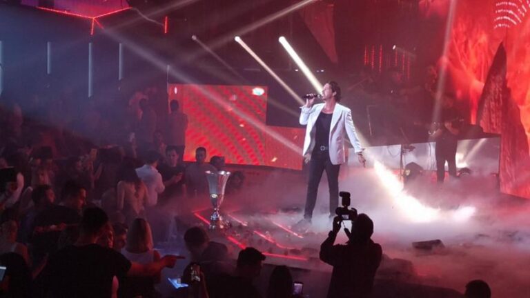 Το γλέντι του πρωταθλητή Ολυμπιακού στα μπουζούκια