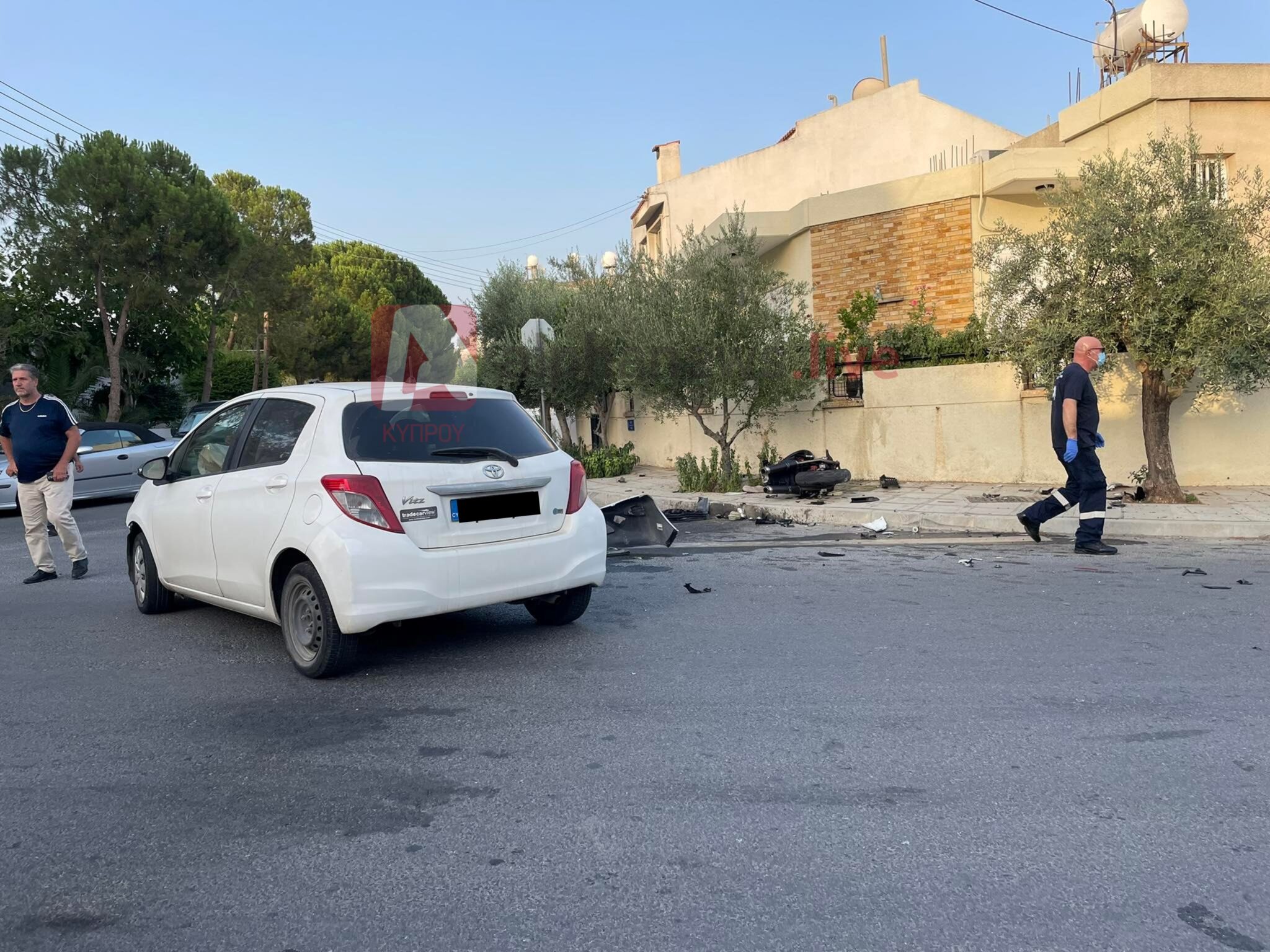 Σοβαρό τροχαίο ατύχημα: Όχημα συγκρούστηκε με μοτοσικλέτα με δύο επιβαίνοντες