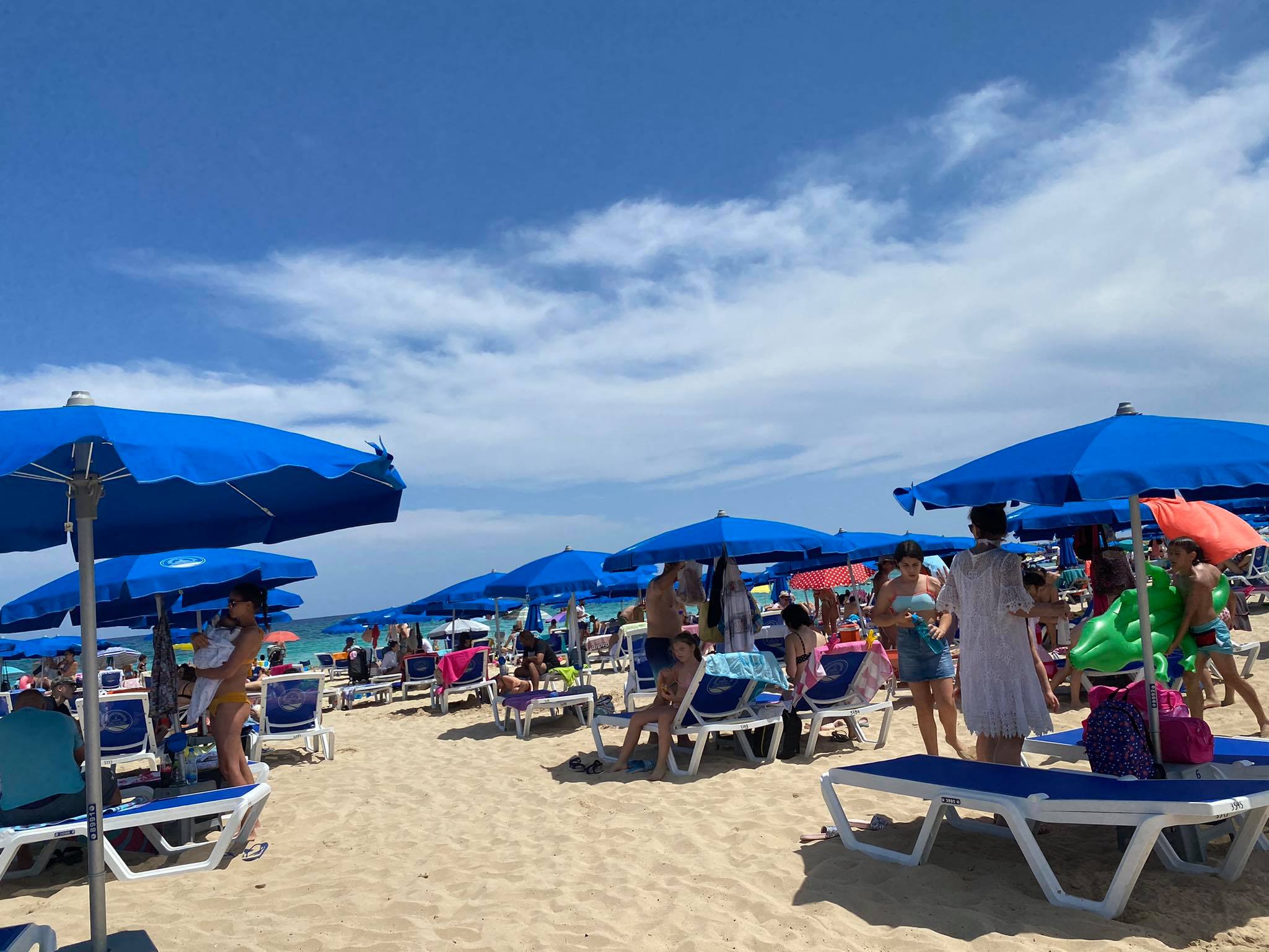 Μια μέρα στην παραλία: Έρευνα του Alpha για το κόστος ξαπλώστρας, ποτού, φαγητού