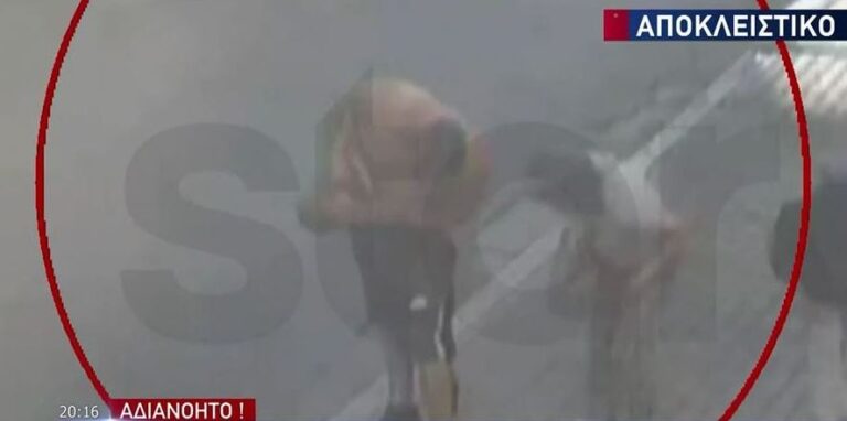 ΒΙΝΤΕΟ: Πατέρας προσπάθησε να πνίξει το βρέφος του στο κέντρο της Αθήνας