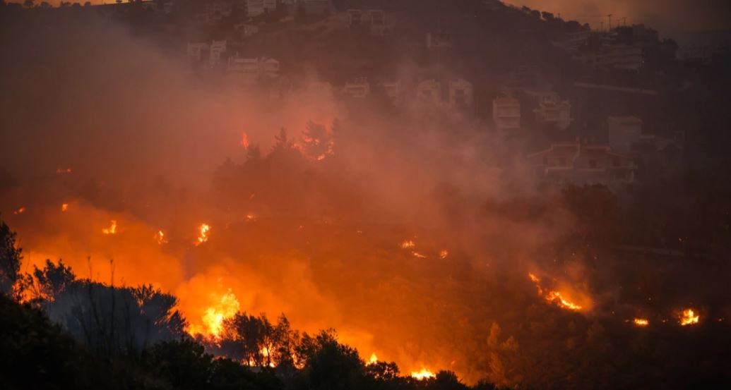 Θρίλερ στην Πεντέλη: "Εξαπλώνεται σαν χταπόδι και πολλαπλασιάζονται τα μέτωπα"