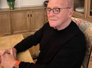 Αντόνι Χόπκινς: Δείτε τον να χορεύει τον «Ζορμπά»!