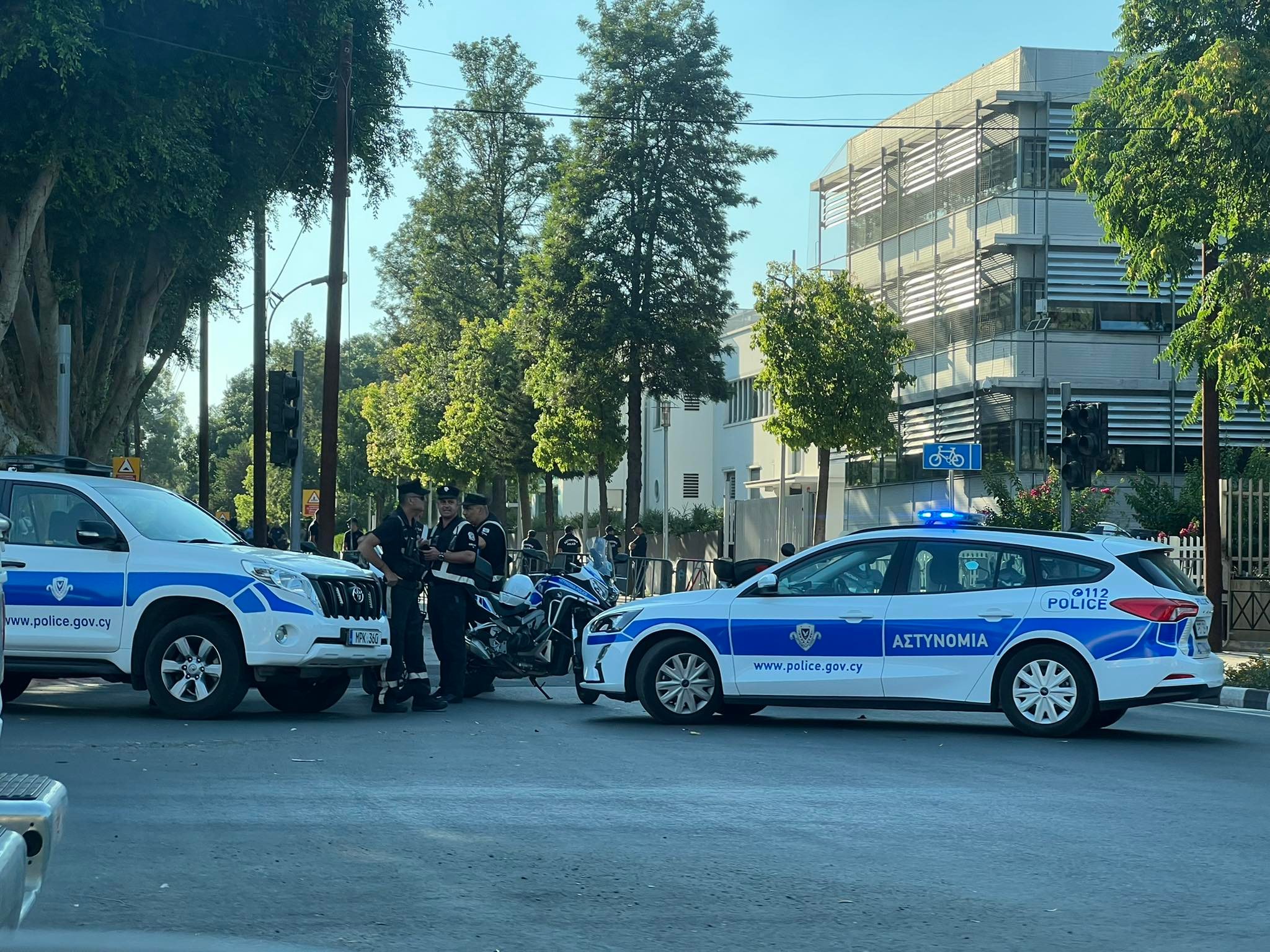 Έξω από τη Βουλή οι κάτοικοι Κοκκινοτριμιθιάς διαμαρτυρόμενοι για το "Πουρνάρα"