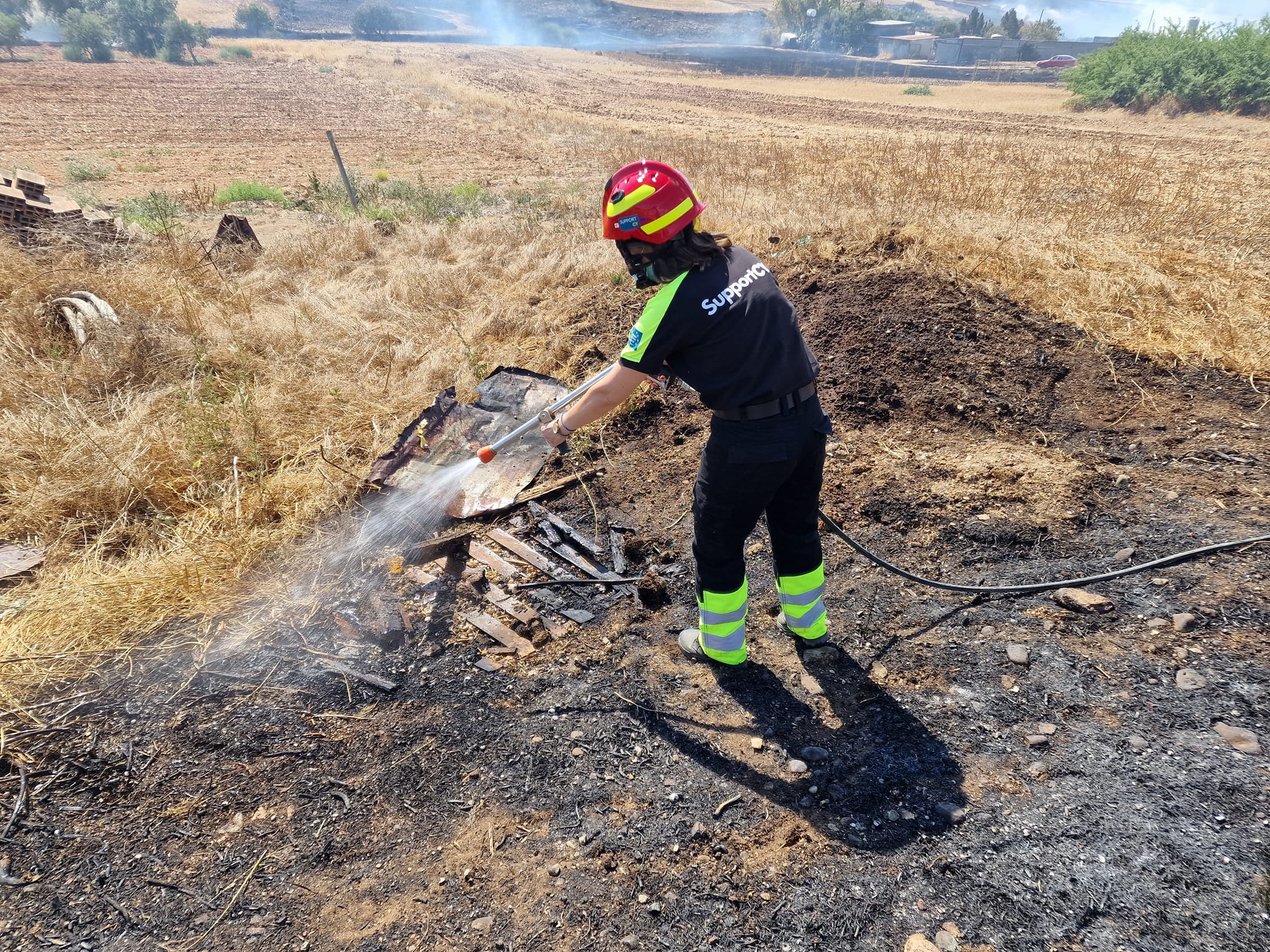 Εθελοντές δίνουν μάχη με τις φλόγες στην περιοχή Ακακίου – Μενοίκου