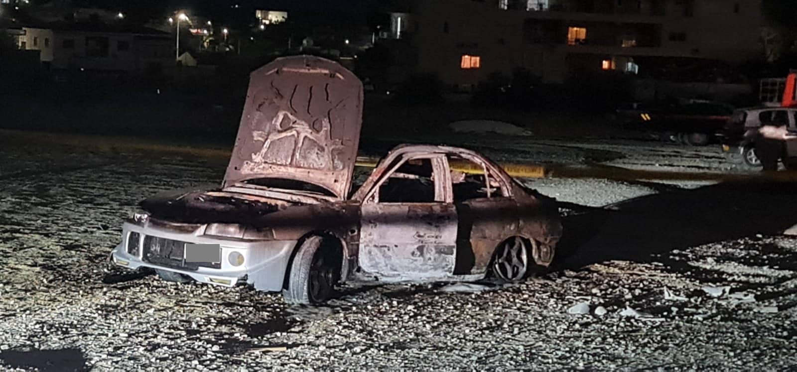 Eίδε τους δράστες να ρίχνουν ξύλα και πέτρες και να πυρπολούν το αυτοκίνητο του