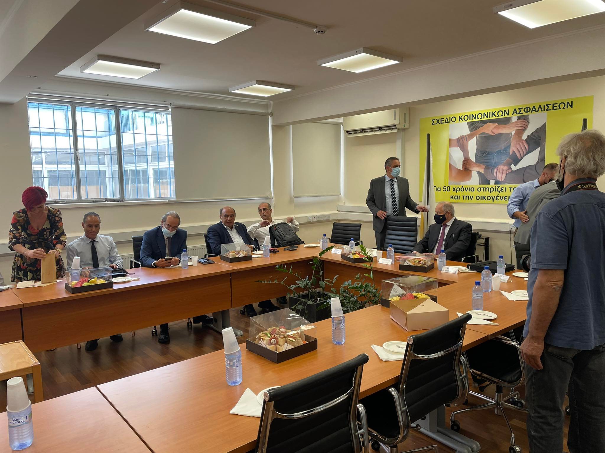 Παρέδωσαν κινητά και παρέλαβαν επτασέλιδο έγγραφο για τον Εθνικό Κατώτατο Μισθό