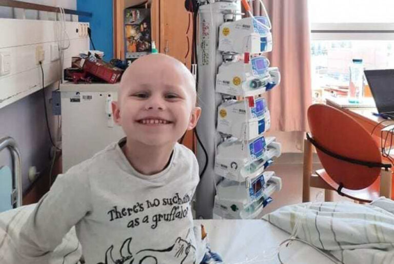 Όλοι μαζί στο πλευρό του μικρού Νικόλα που δίνει μάχη με τον καρκίνο (ΦΩΤΟ)