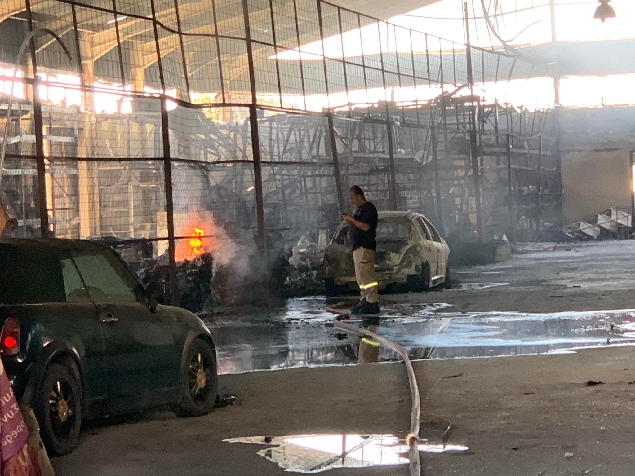 ΒΙΝΤΕΟ: Πρόλαβαν τη φωτιά στην πόρτα εργοστασίων, κάηκαν οχήματα σε μηχανουργείο