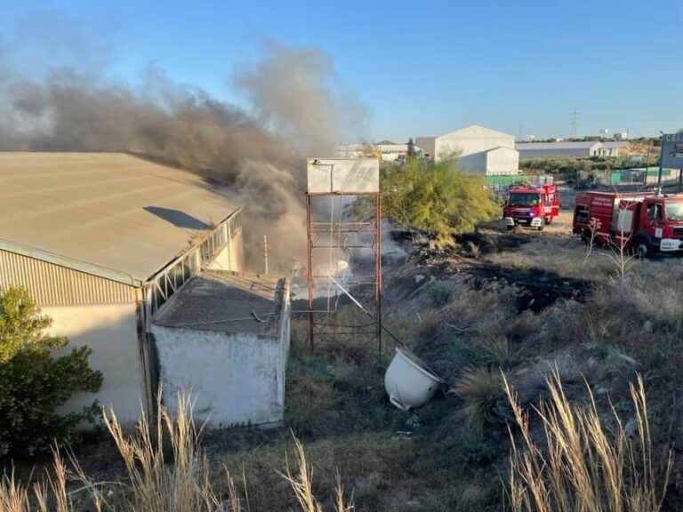 Υπό έλεγχο η πυρκαγιά σε αυλή εγκαταλελειμμένου εργοστασίου στα Λατσιά