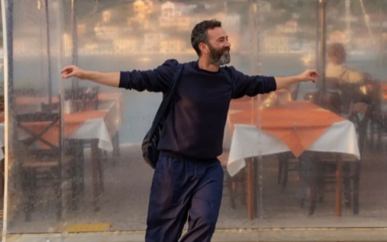 Άγγελος Μπράτης: Οι χοροί σε beach bars και ο έρωτας με τον σύνροφό του