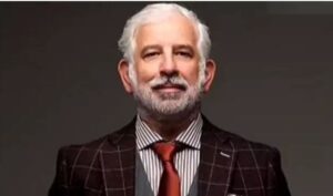 Ο Πέτρος Φιλιππίδης πήρε εξιτήριο – Εικόνες από την επιστροφή του στο σπίτι