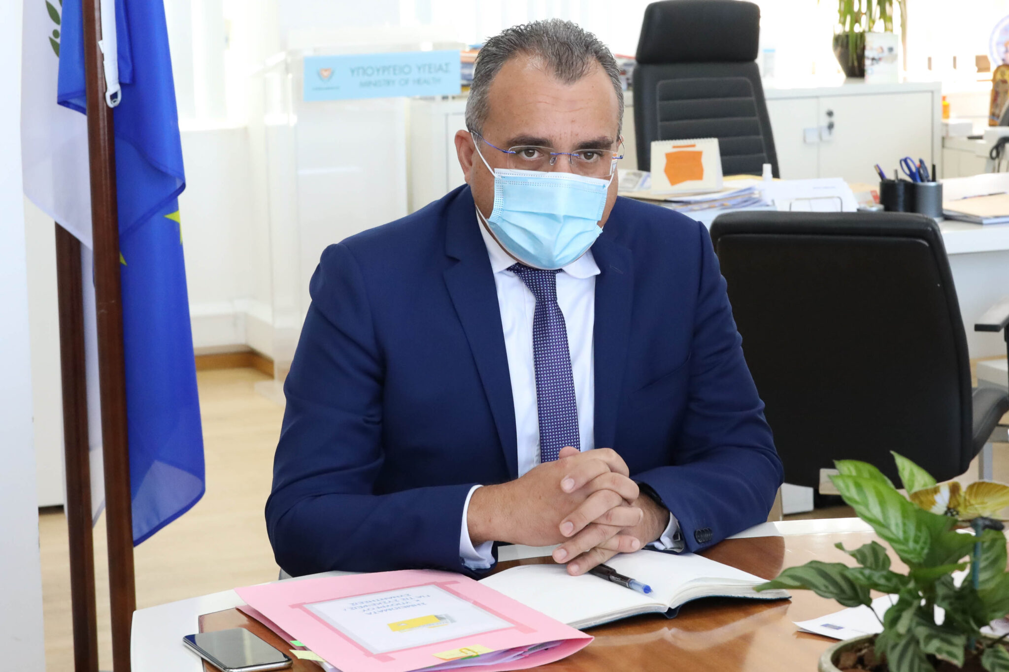 Από την ερχόμενη Παρασκευή επιστρέφει η υποχρεωτική μάσκα σε εσωτερικούς χώρους