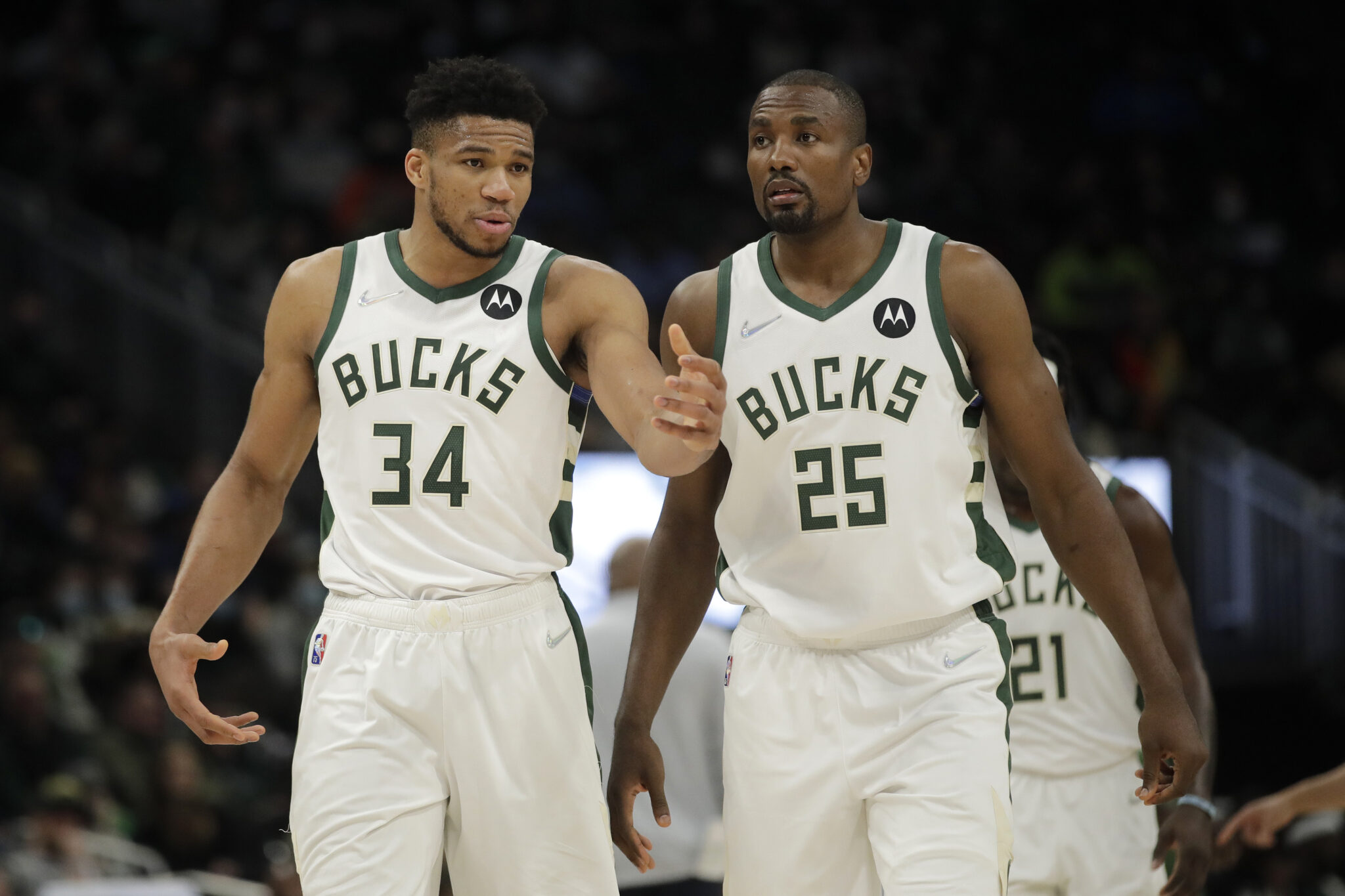 Συνεχίζει στους Μπακς ο Ιμπάκα