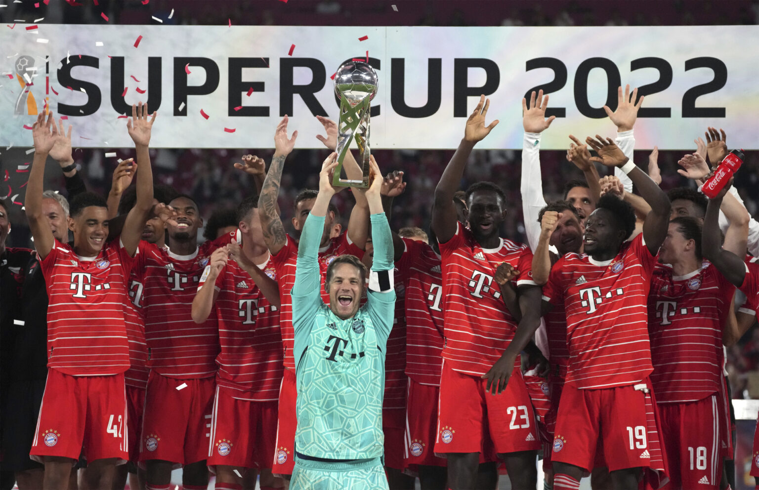 Έριξε πέντε και χωρίς Λεβαντόφσκι και σήκωσε το Σούπερ Καπ η Μπάγερν Μονάχου