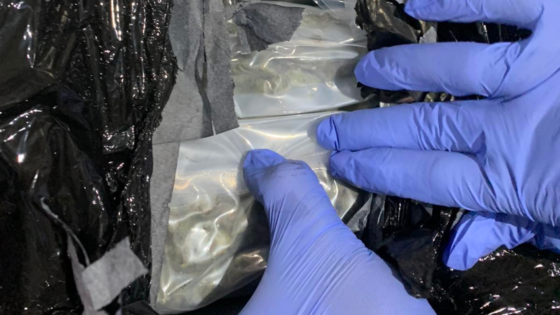 ΦΩΤΟ: Άλλα 13kg κάνναβης εντόπισε η ΥΚΑΝ σε δύο πακέτα στο αεροδρόμιο Λάρνακας