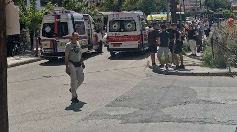 Αυτοκίνητο έπεσε πάνω σε στάση του ΟΑΣΘ, τραυματίες τρία παιδιά 13-14 ετών