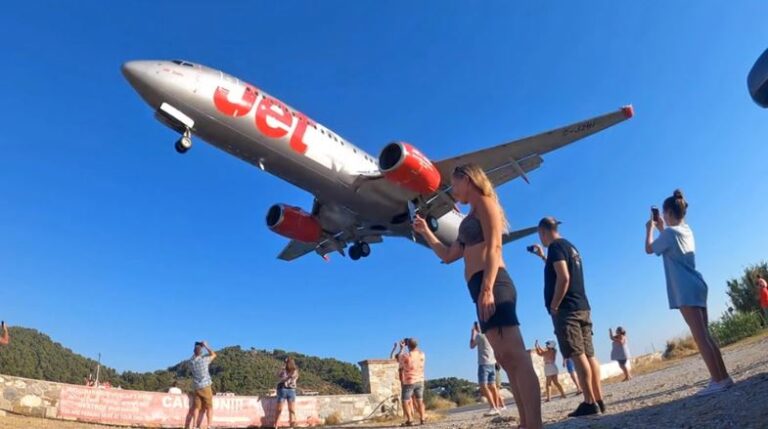 Σκιάθος: Τουρίστρια εκτινάχθηκε από την τουρμπίνα αεροσκάφους