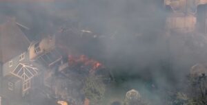 Μεγάλη φωτιά μαίνεται στο ανατολικό Λονδίνο εν μέσω ιστορικού καύσωνα