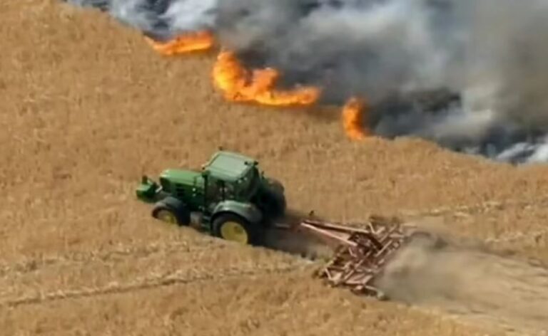 ΒΙΝΤΕΟ: Πως αγρότης-«ήρωας» γλίτωσε οικισμό στην Αγγλία από την πύρινη λαίλαπα