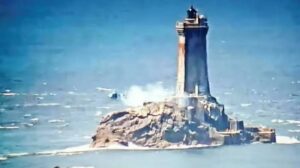 ΒΙΝΤΕΟ: Πιλότος γλιτώνει ελικόπτερο ελάχιστα μέτρα πριν συντριβεί στα βράχια