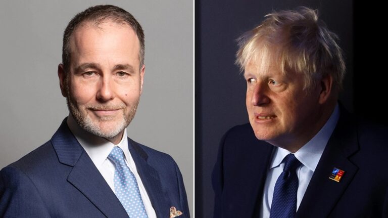 Την ώρα που ο Μπόρις Τζόνσον απολογούνταν στο BBC, οι υπουργοί παραιτούνταν