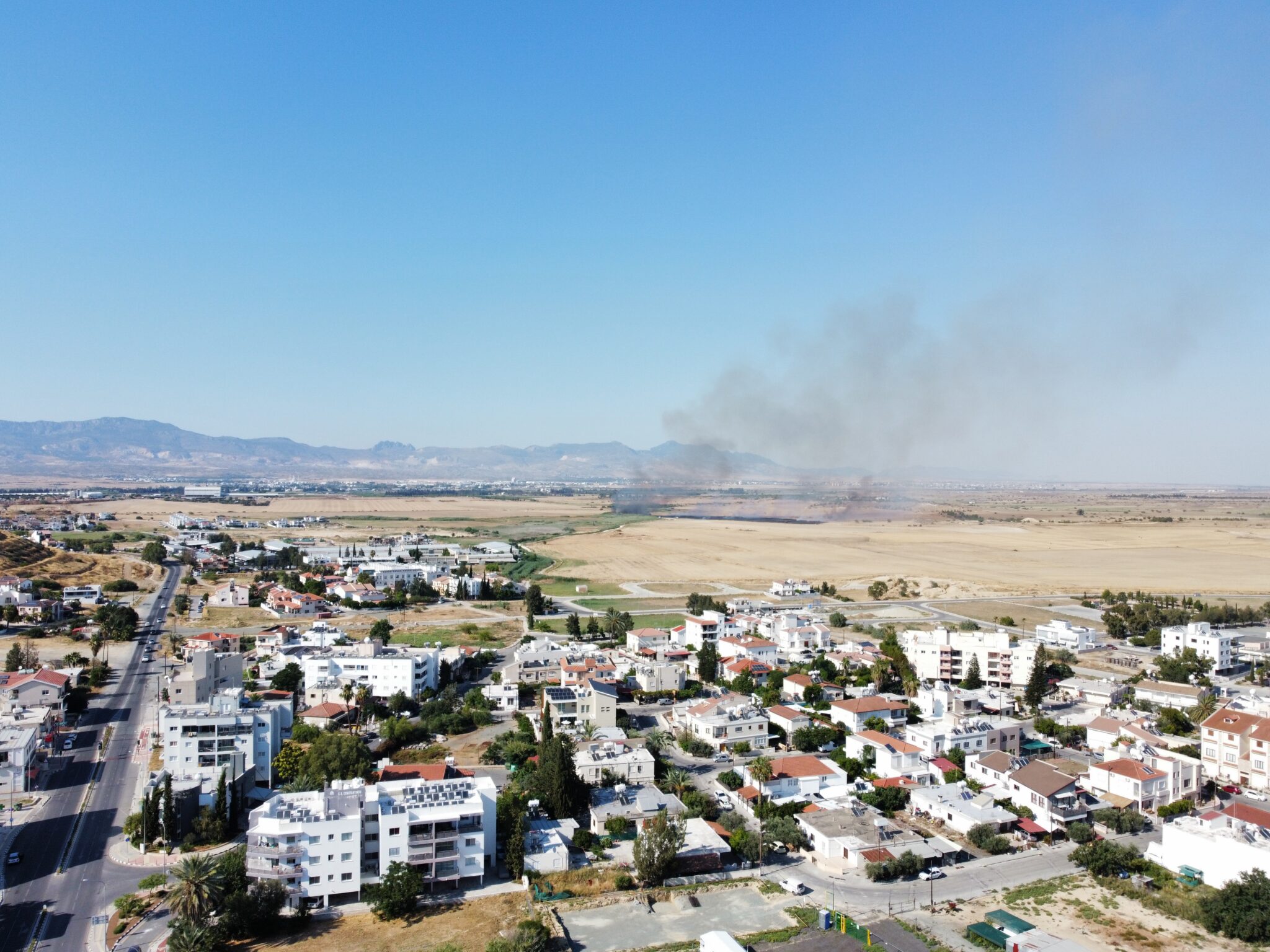 Υπό έλεγχο η πυρκαγιά που ξέσπασε εντός της νεκρής ζώνης στην Λευκωσία (ΒΙΝΤΕΟ)