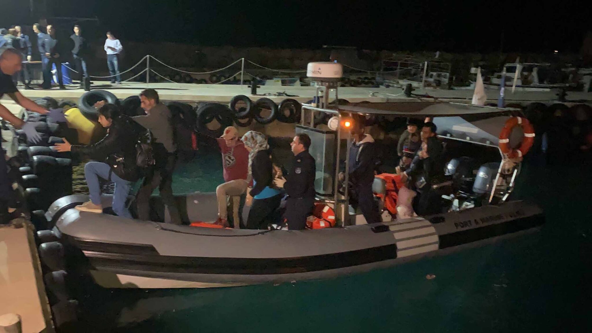 Έμπασε νερά η βάρκα που μετέφερε τους επτά μετανάστες στ΄ανοιχτά του Κάβο Γκρέκο