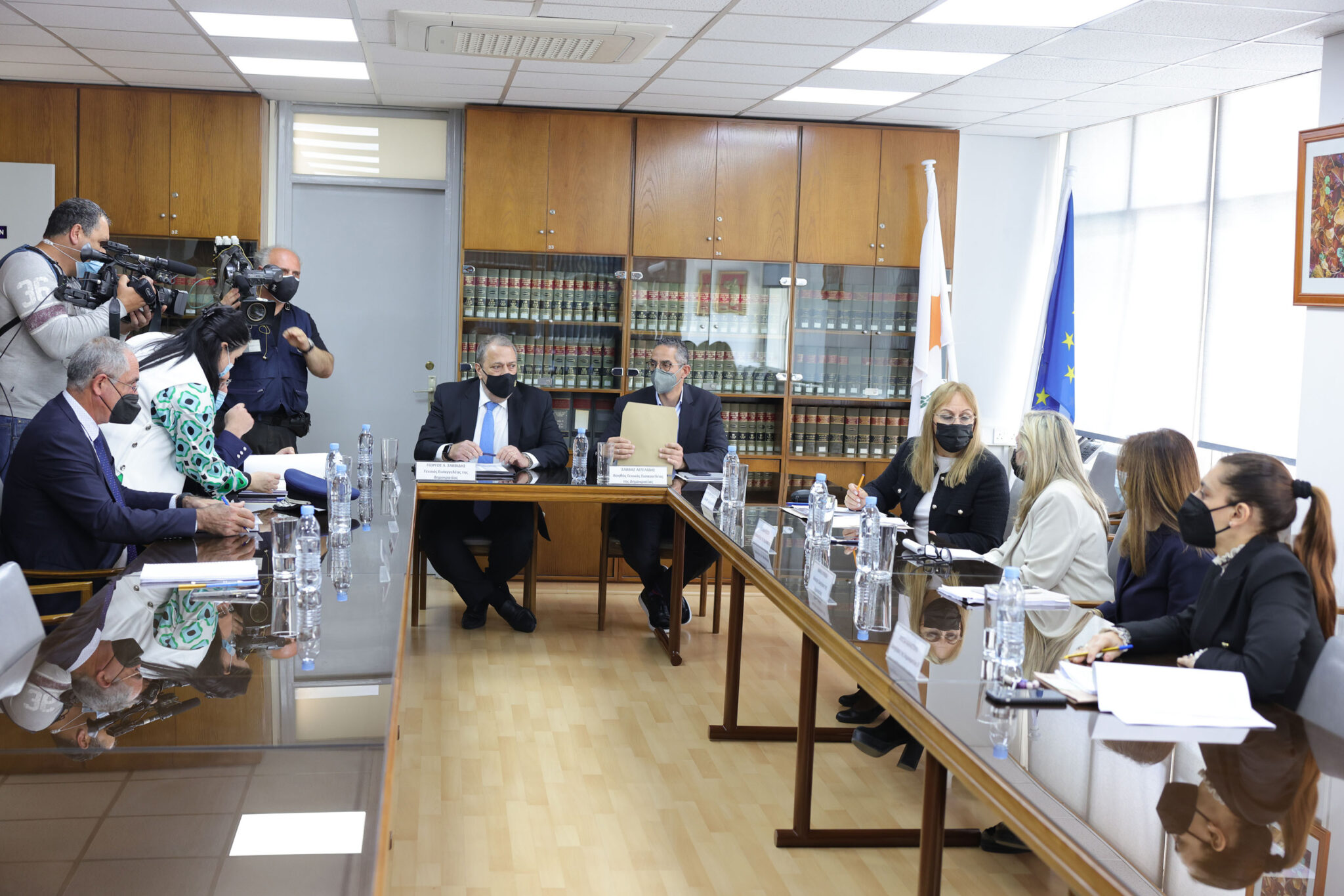 Επί τάπητος οι υποθέσεις διαφθοράς σε σύσκεψη στη Νομική Υπηρεσία