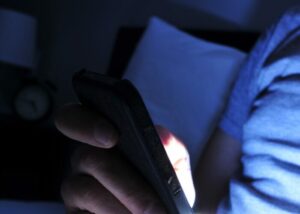 Παριστάνουν τις γυναίκες, εξασφαλίζουν προσωπικές στιγμές και ζητούν χρήματα