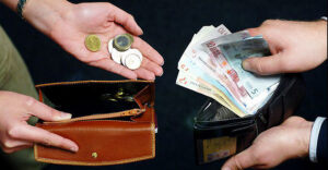 Όχι κάτω από €924 ο κατώτατος μισθός, ξεκαθαρίζει ο Κούσιος (ΒΙΝΤΕΟ)