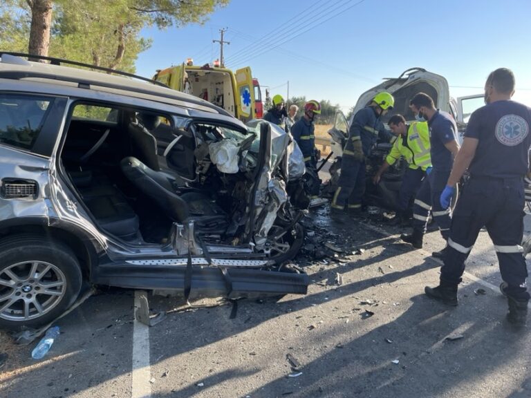 Απεγκλωβισμός ατόμου από την Πυροσβεστική μετά από τροχαίο στη Λευκωσία