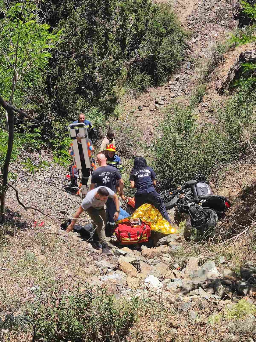 Φωτογραφίες από την διάσωση μοτοσικλετιστή που κατέληξε σε χαράδρα στο Τρόοδος