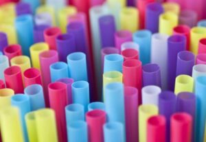 Τέλος σε μπατονέτες, καλαμάκια, μαχαιροπήρουνα, πιάτα μπαίνει από 1η Οκτωβρίου