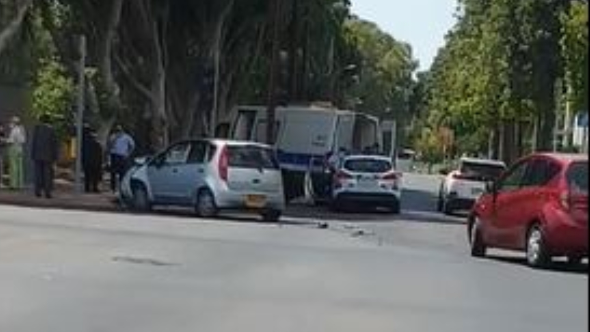 ΦΩΤΟ: Ατύχημα με αστυνομική κλούβα έξω από τη Βουλή, στο νοσοκομείο κρατούμενοι